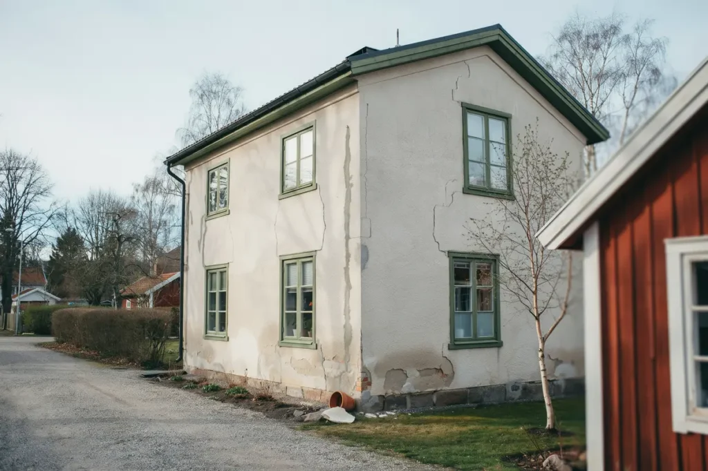 putsfasad som spricker eller sl pper s vet du om det r dags f r renovering eller fasadbyte